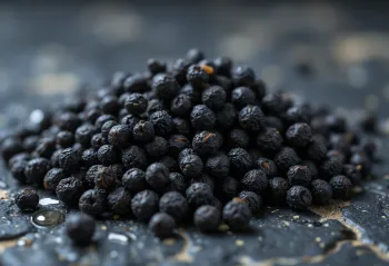 เมล็ดเบซิลแห้งในชามและเมล็ดที่แช่น้ำจนพองตัวในแก้ว