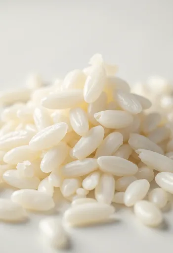 ข้าวสารขาวสะอาดในชามไม้แบบรัสติก