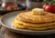 แพนเค้กข้าวโพด Johnnycake สีเหลืองทองซ้อนกัน