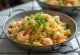 ข้าวผัดกุ้งไข่และผักในจาน