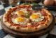 Pizza alla Pancetta e Uova พร้อมแพนเชตต้ากรอบและไข่